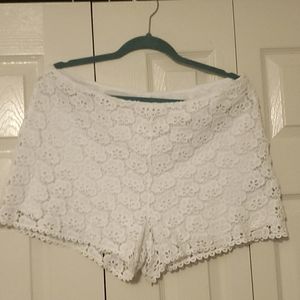 High-waisted lace shorts